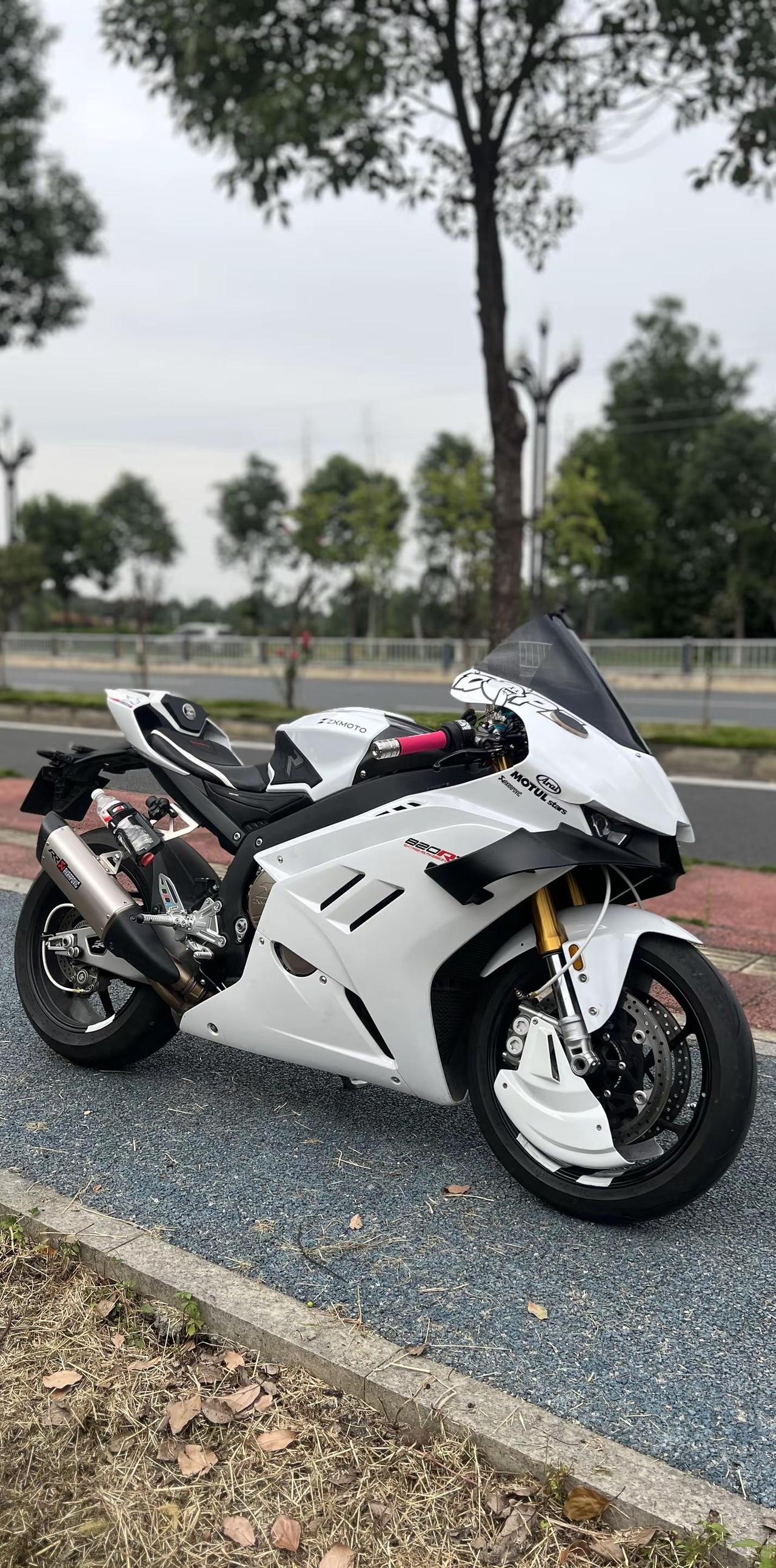 来自重庆的姑凉很漂亮。仿赛摩托车 张雪820rr 白色机车