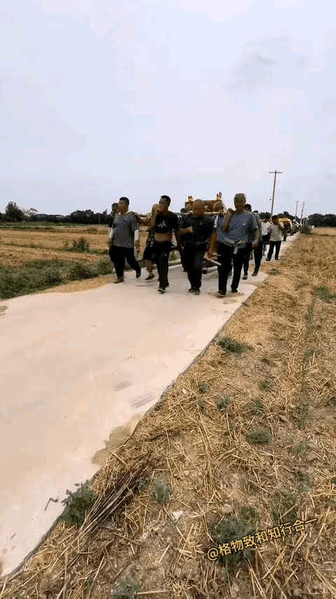 现在无论是在农村还是在城里，在举办红白喜事的，很少看到年轻人在干活，干活的多数都