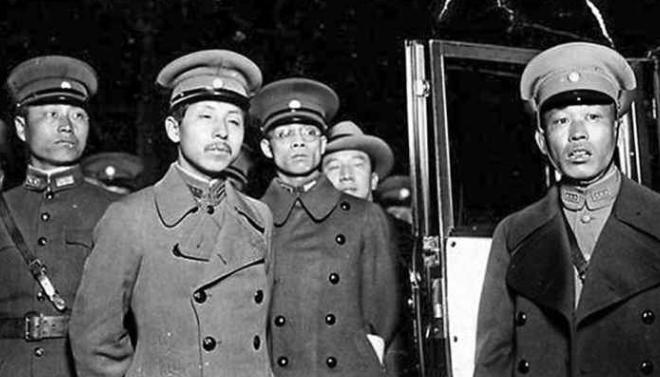 1937年3月的西安，东北军将领常聚的一间屋子里，桌上摊着两张调防图。一张画着陕
