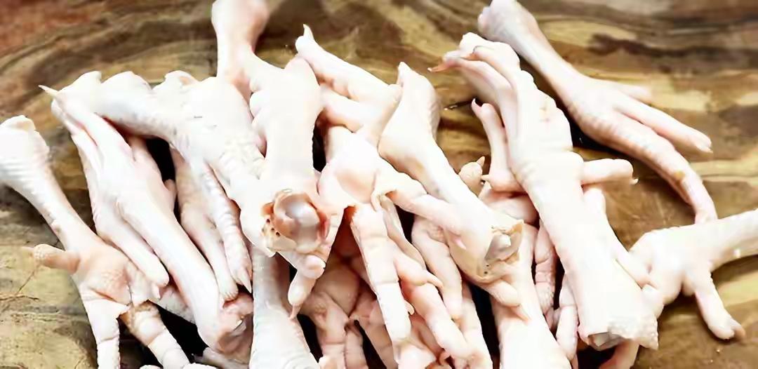 网红鸡爪不能吃？315晚会点名漂白的鸡爪，滥用双氧水，工人自己都不敢吃。

“网