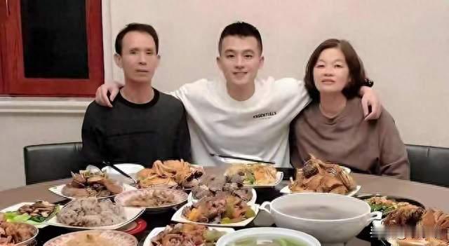 欧豪父亲露面！帅气和蔼难怪儿子这么优秀