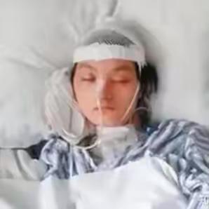 48岁的项菊香站在病床边，手里攥着块温毛巾，正给床上那个躺了整整8年的女人擦脸。