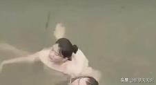 太让人气愤！大妈不幸落水，一男子跳下去救她。

最近发生的一起事件，让人不禁感叹