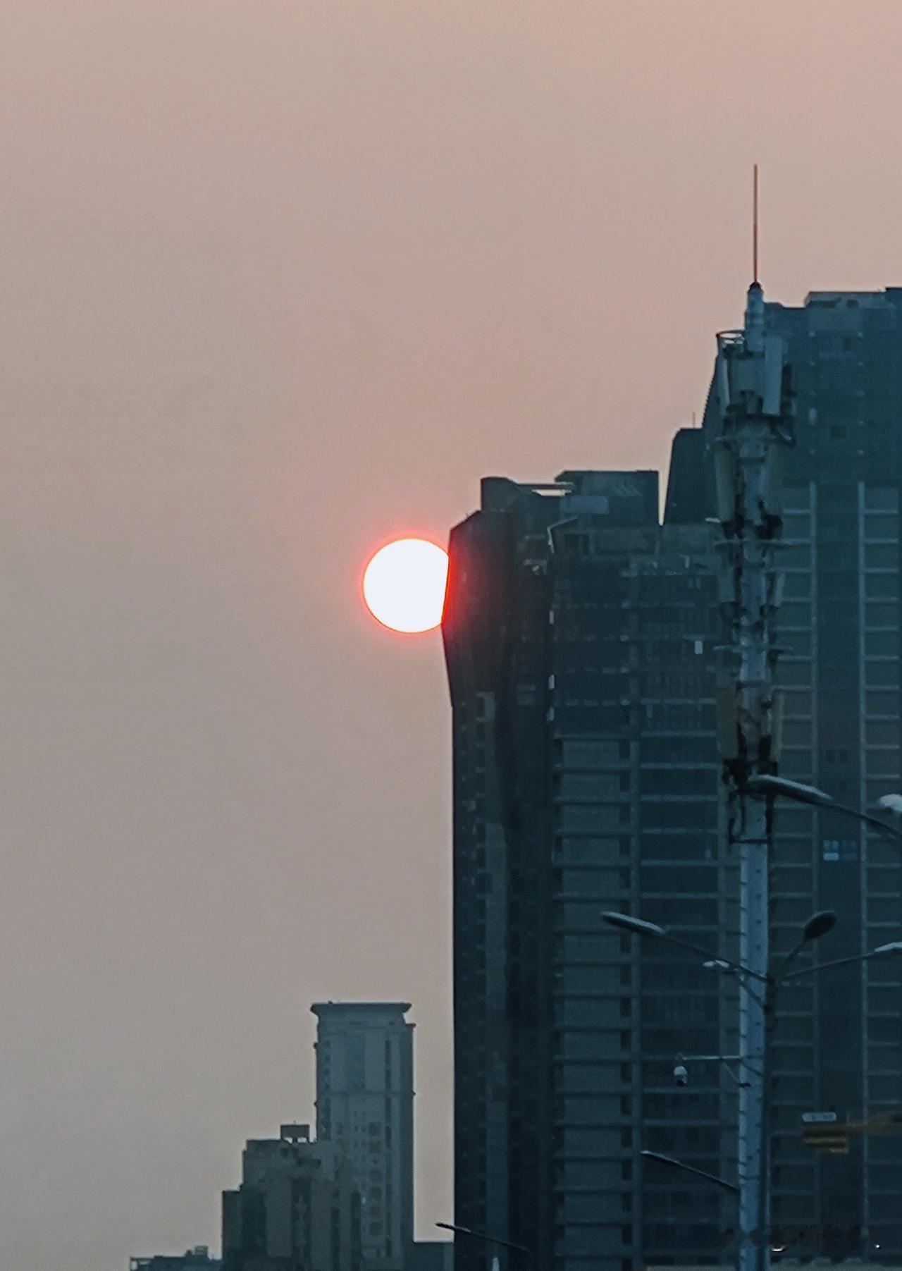 建元东路龙文段是福建省漳州市这几年新建的城市次干道，见证了市区翻天覆地的变化。道