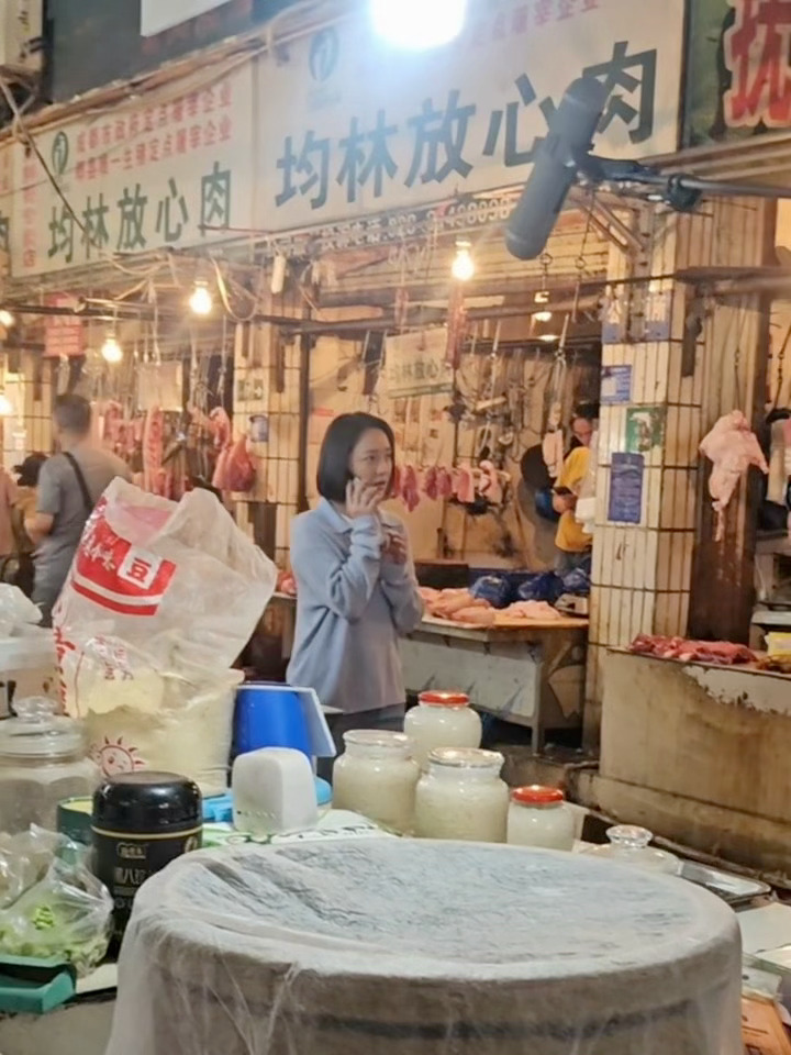 偶遇周迅成都菜市场拍戏 状态好好喔 