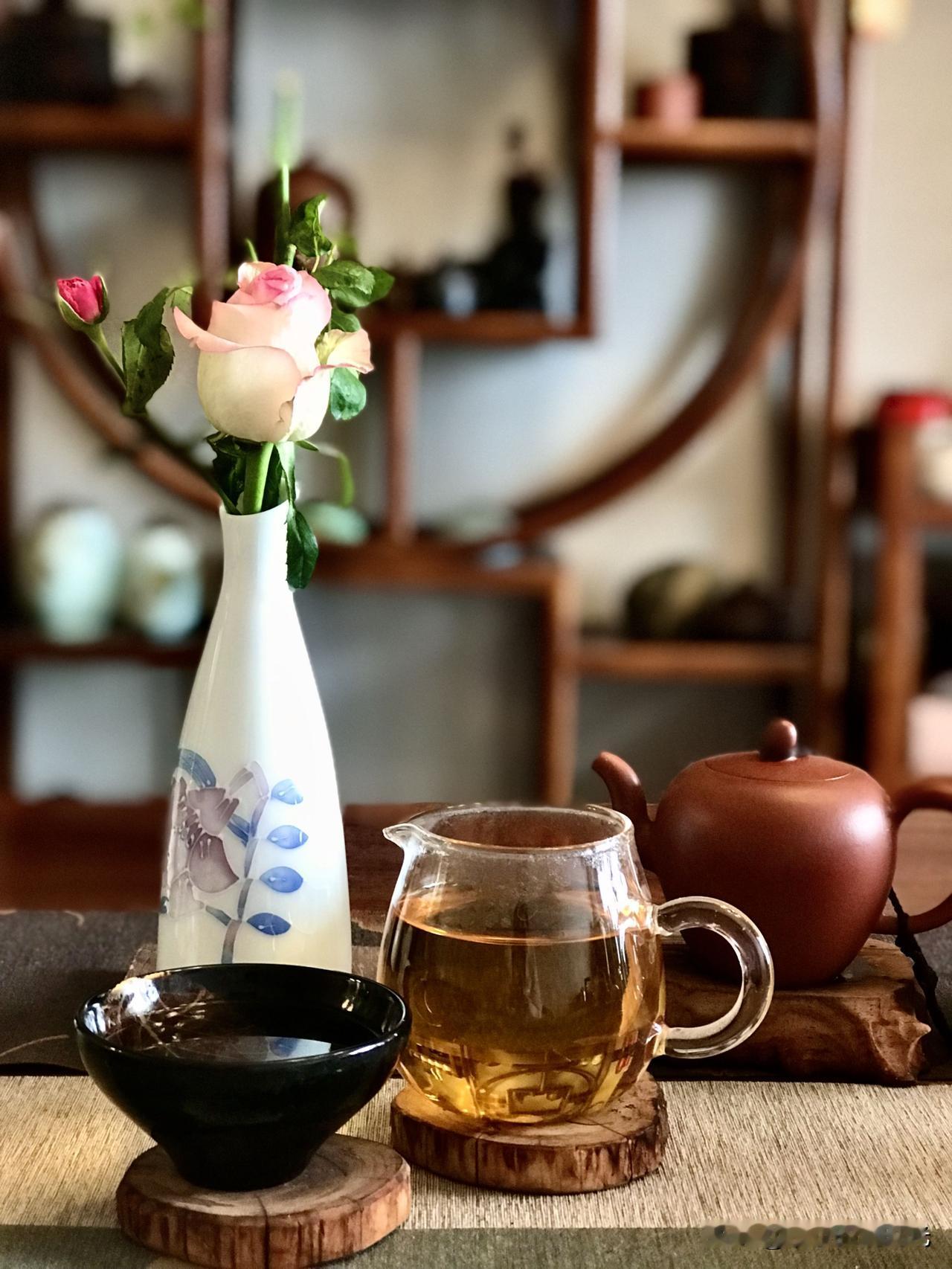 朋友送了我一款红茶，名叫“九曲红梅”，实在太好喝了，忍不住把它记录下来。

红茶