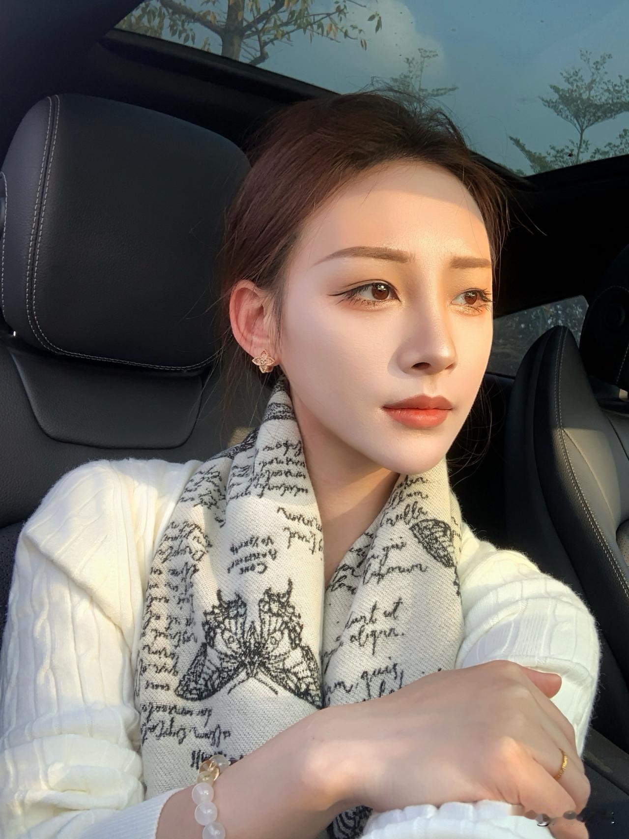 天青色等烟雨，而我在等你
因为我相信，在这个世界上，你找我，就等于我找你，
于是