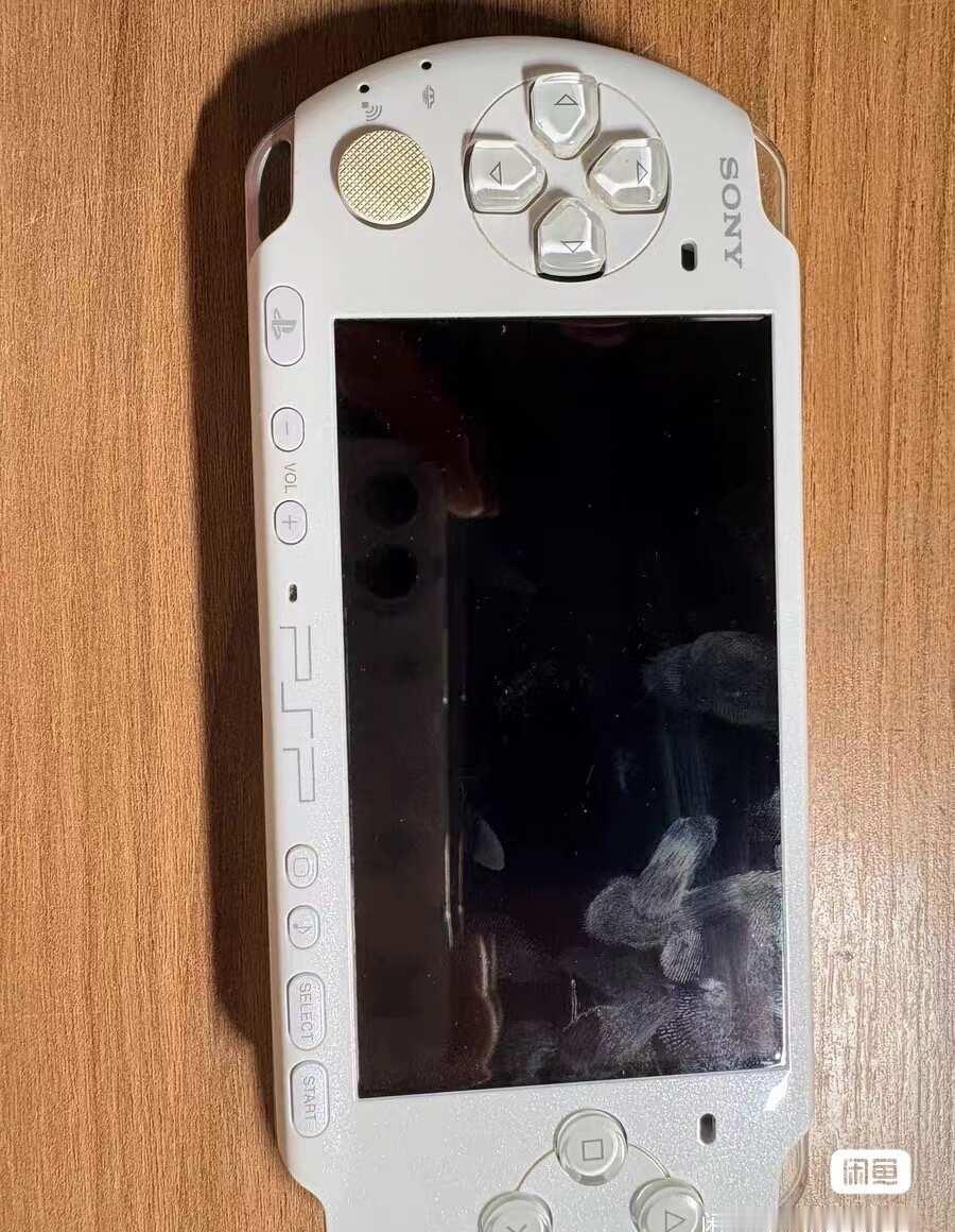 出psp3000
有色彩空间 是几年前买的又重新买了块电池 已破解可以正常使用 