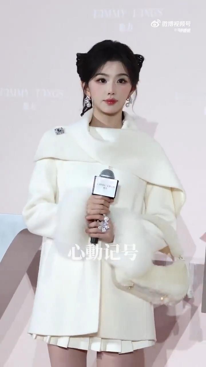 孔雪儿头上有两个妙脆角孔雪儿萌成这样 本来想认真夸夸她的纯白look多优雅，结果
