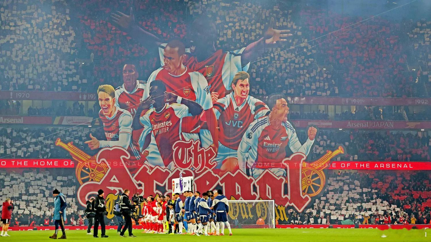 如果本赛季阿森纳如愿夺冠，相信很多阿森纳球迷会珍藏这张TIFO照片…… 