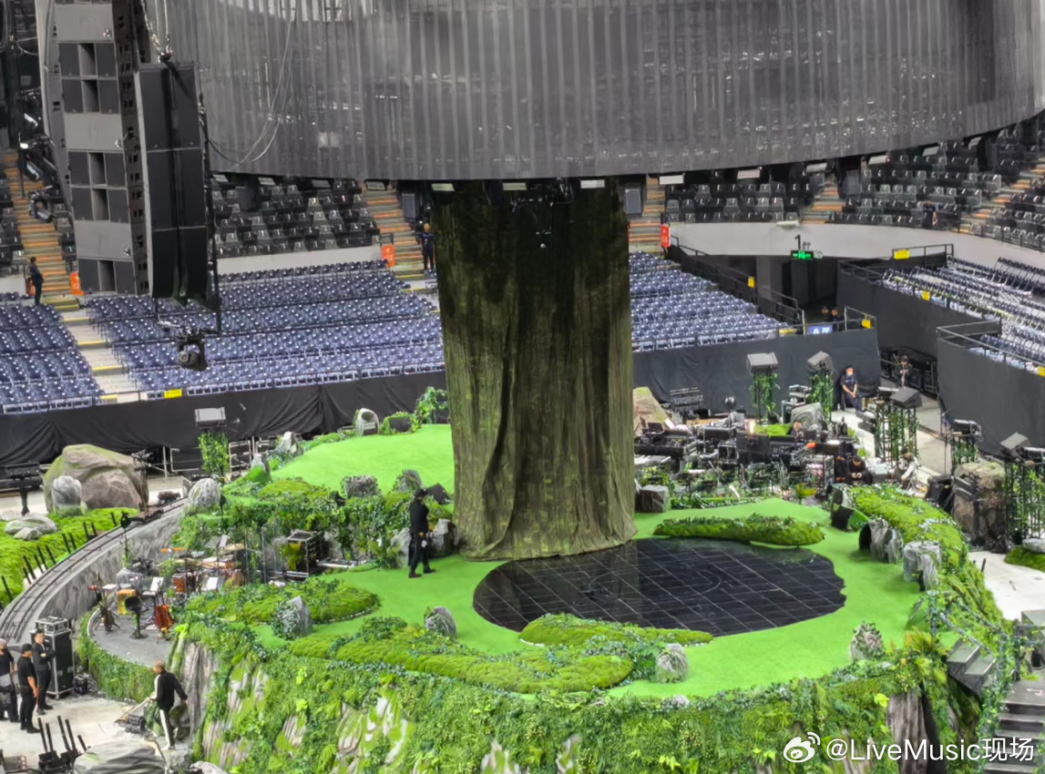 单依纯演唱会舞台美成这样，内场直接贴脸，每个视角感觉都很值……单依纯演唱会