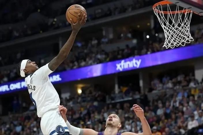 NBA季后赛首轮G2上演惊天逆转，森林狼以119-114力克掘金，将系列赛大比分