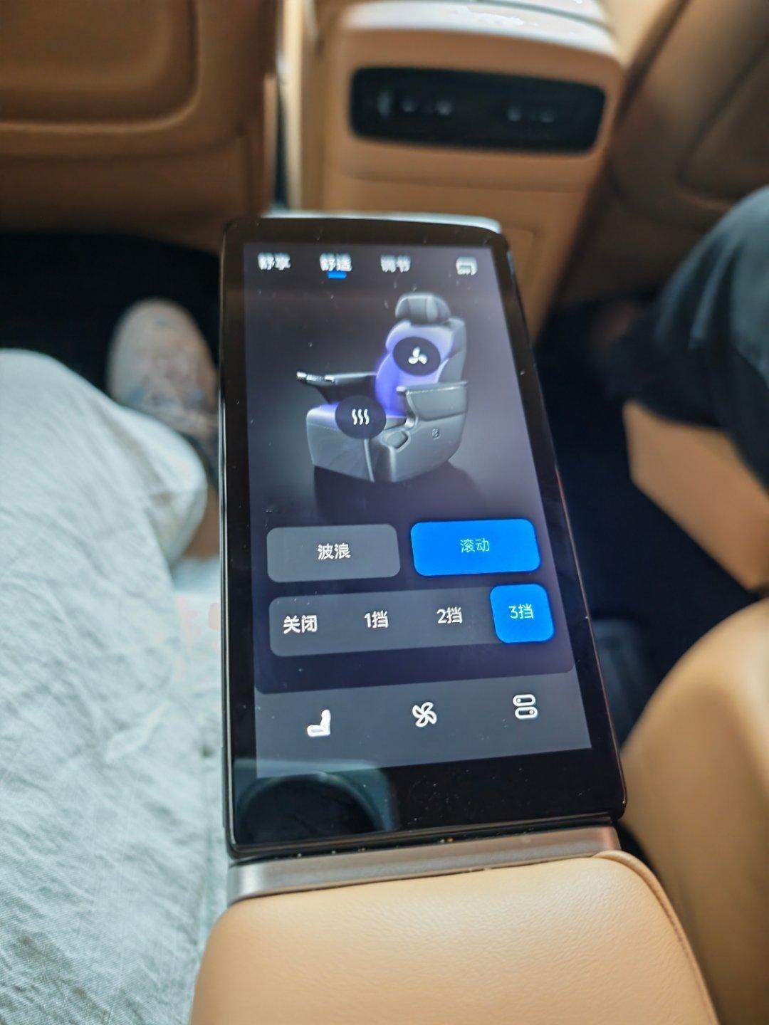 三个人打50公里的顺风车只要70还打了个大六座商务有按摩 腿托 空调……谁懂 景