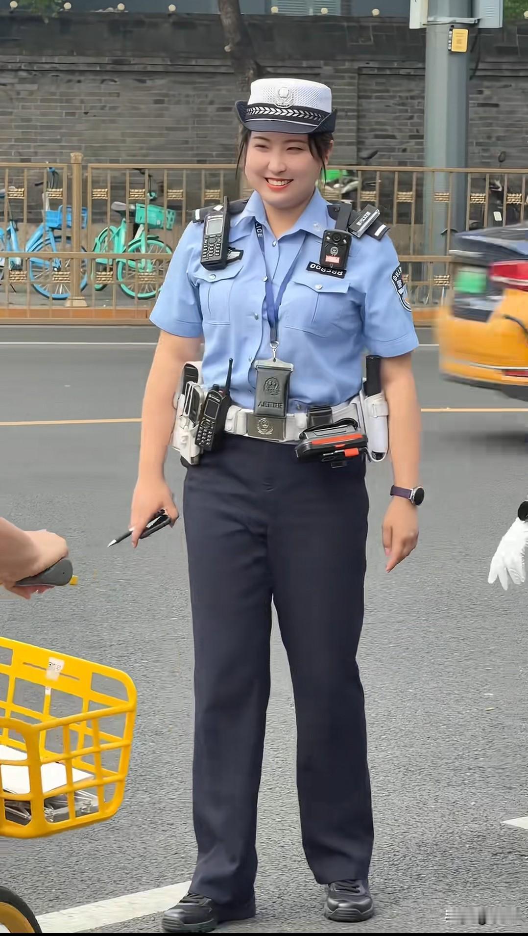 北京鼓楼路口
女交警苌天天
凭笑容圈粉无数

在北京鼓楼热闹的路口，执勤交警苌天