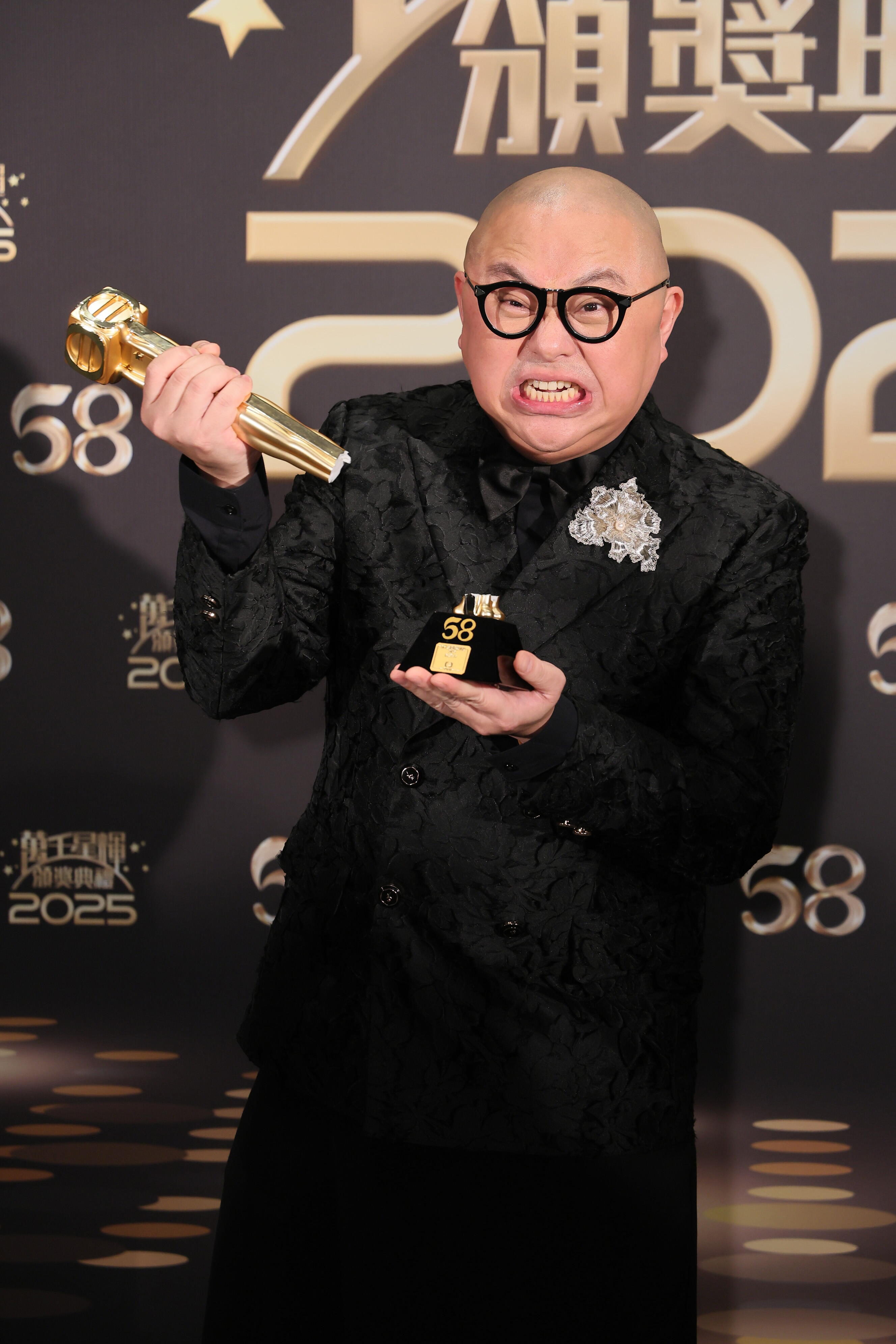 林盛斌盖世神功照进TVB颁奖礼林盛斌领奖名场面笑不活！二十年坚守终获认可，激动到