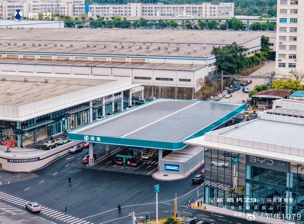 见证出行的焕新时刻闪充 闪充站全景图，坐标深圳总部傍边。比亚迪