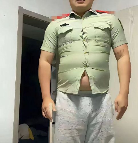 他说这件衣服买的小了，我觉得还可以呀，你们说到底合不合适？ 