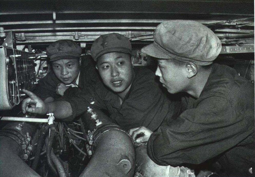 1968年10月人民画报，海军4411部队战士检查快艇装备，使快艇随时保持战备状