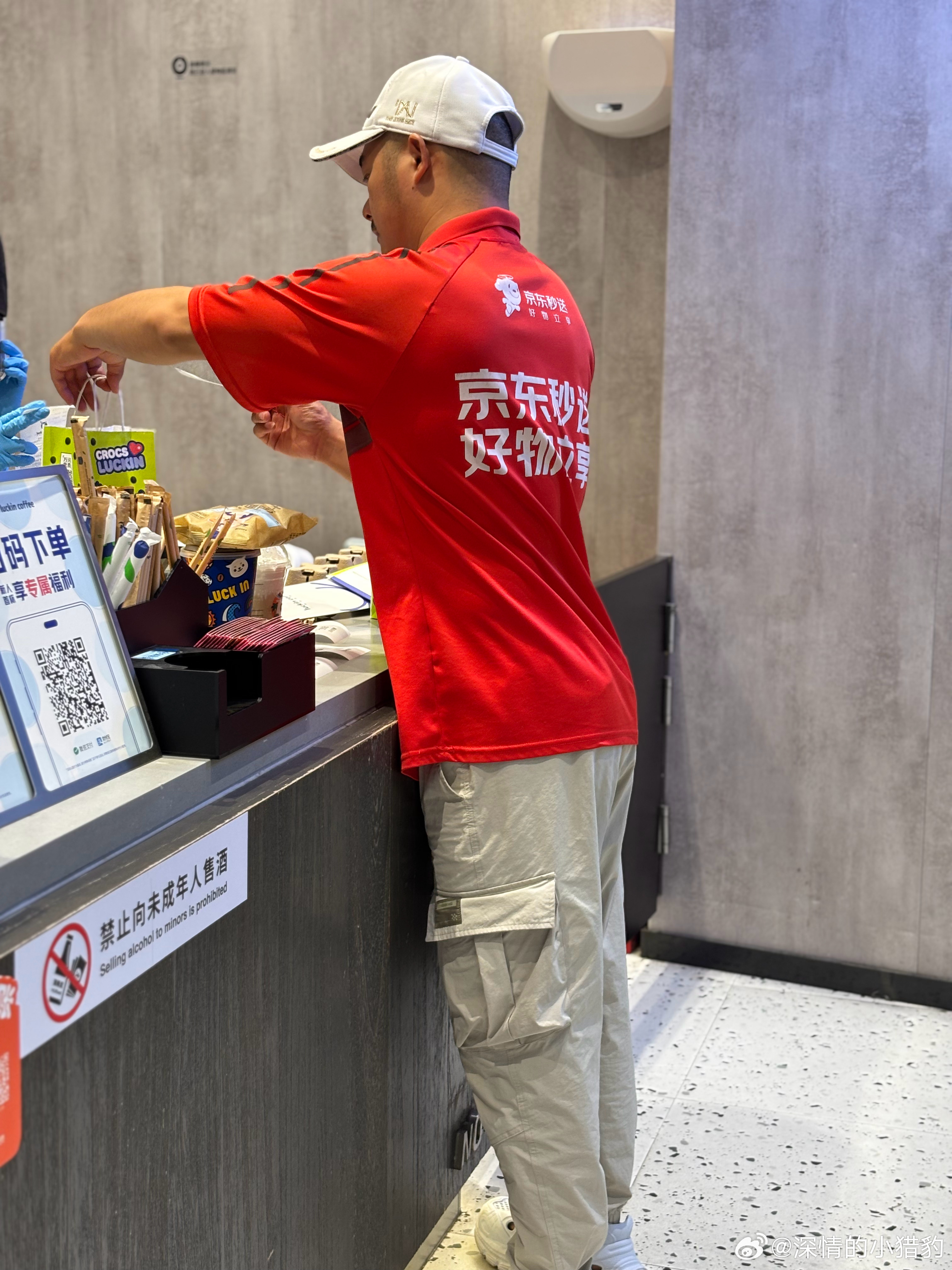 很干净，看起来个人生活习惯很好 