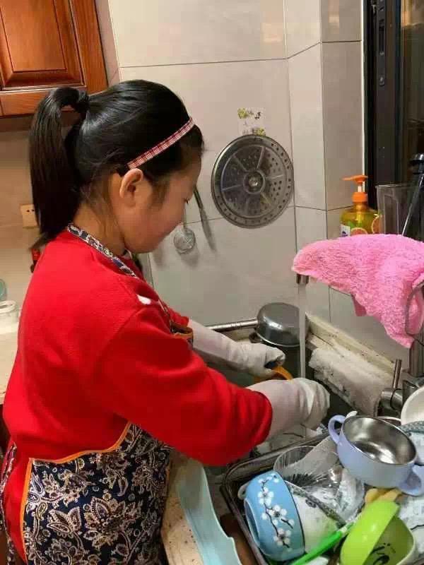 妈妈疯，爸爸傻，9岁女孩包揽着家里所有的家务，但是她从来没有抱怨过命运的不公！有