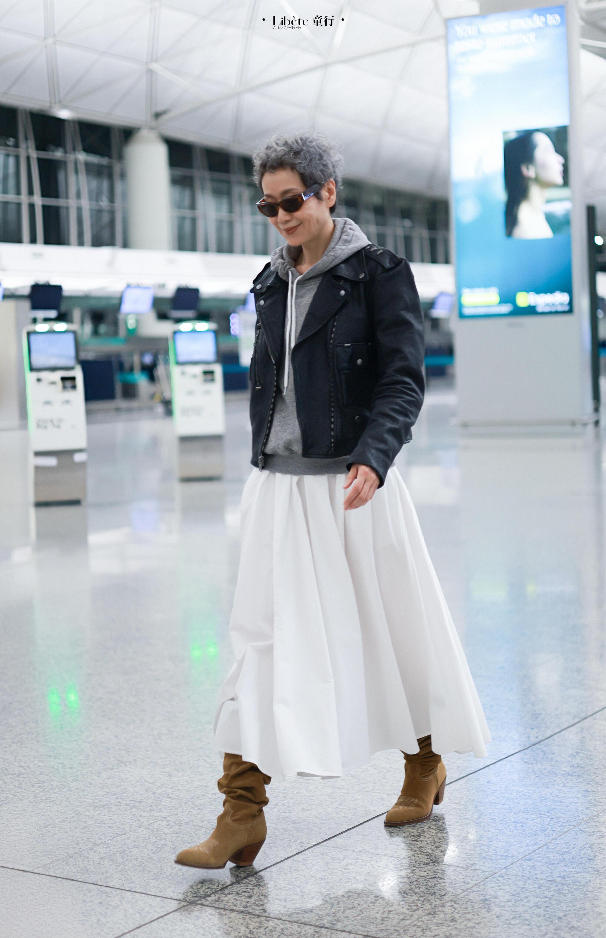 时装周纽约时装周模登日记 叶童纽约时装周出发图，黑色机车皮夹克+灰色连帽卫衣+白