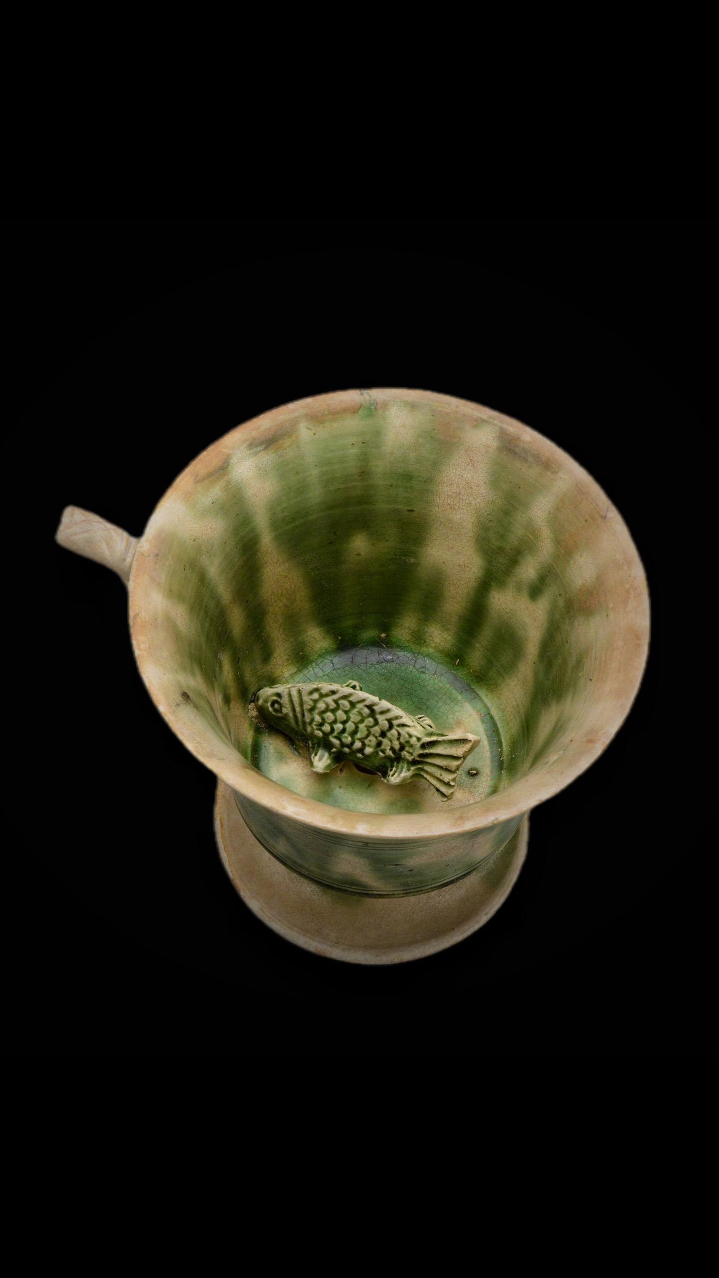 唐代·邢窑白釉绿彩吸杯。茶烹松火红，酒吸荷杯绿——唐朝·戴叔伦《南野》...