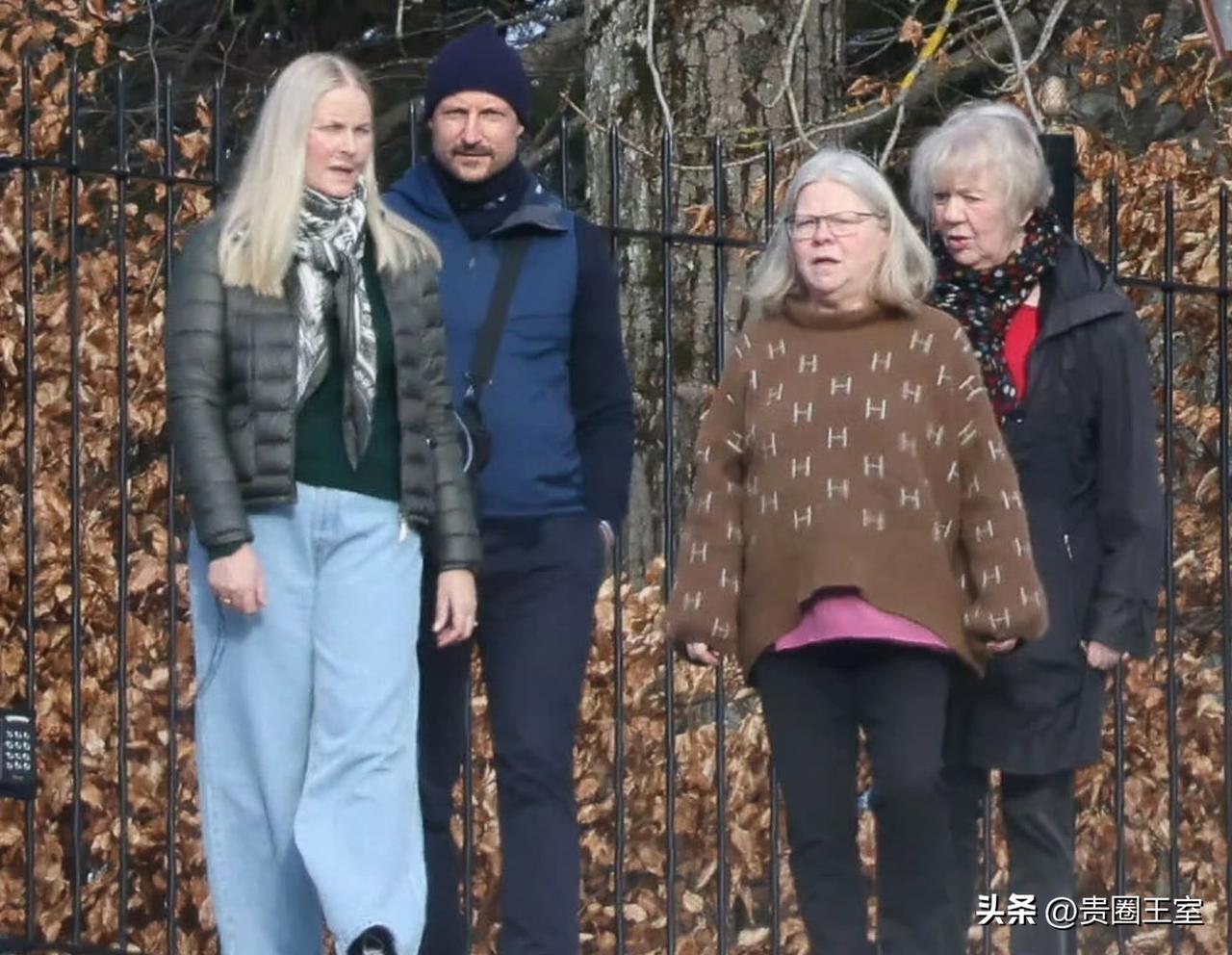 澄清与爱泼斯坦的关系后，挪威王室梅特王储妃首亮相！

据外网媒体最新消息，近日挪