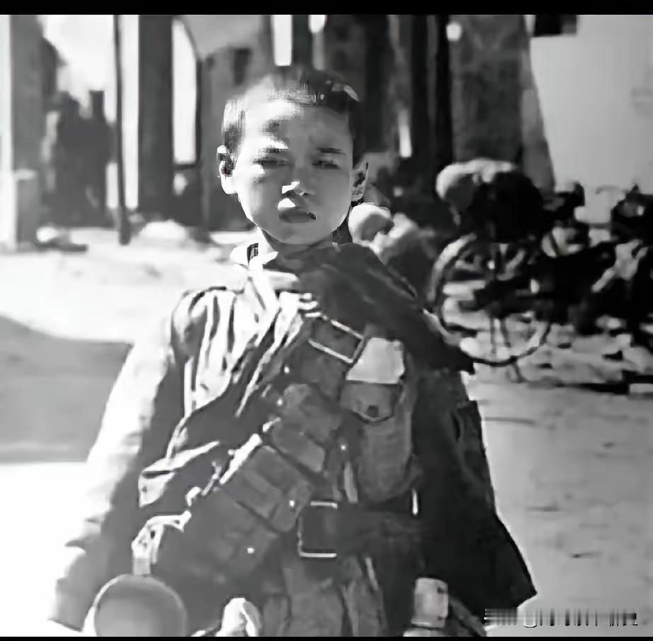 1944年，松山战场硝烟蔽日。一个9岁的孩子踉跄冲过战壕，怀里紧紧抓着一卷绷带。
