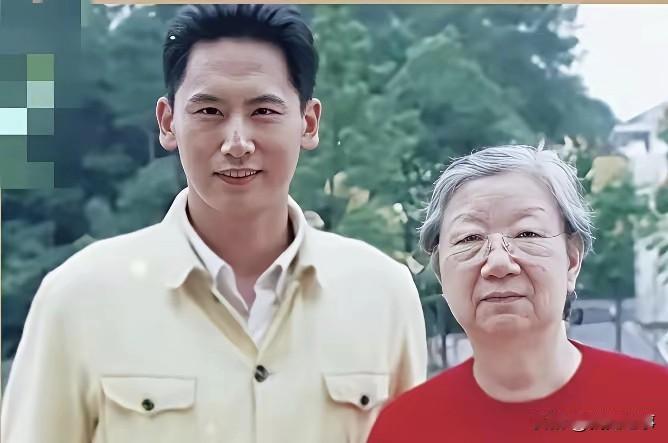 1984成都春节家宴，刘晓庆与陈国军回老家过年。屋内陈设朴素简单，桌上摆满丰盛菜