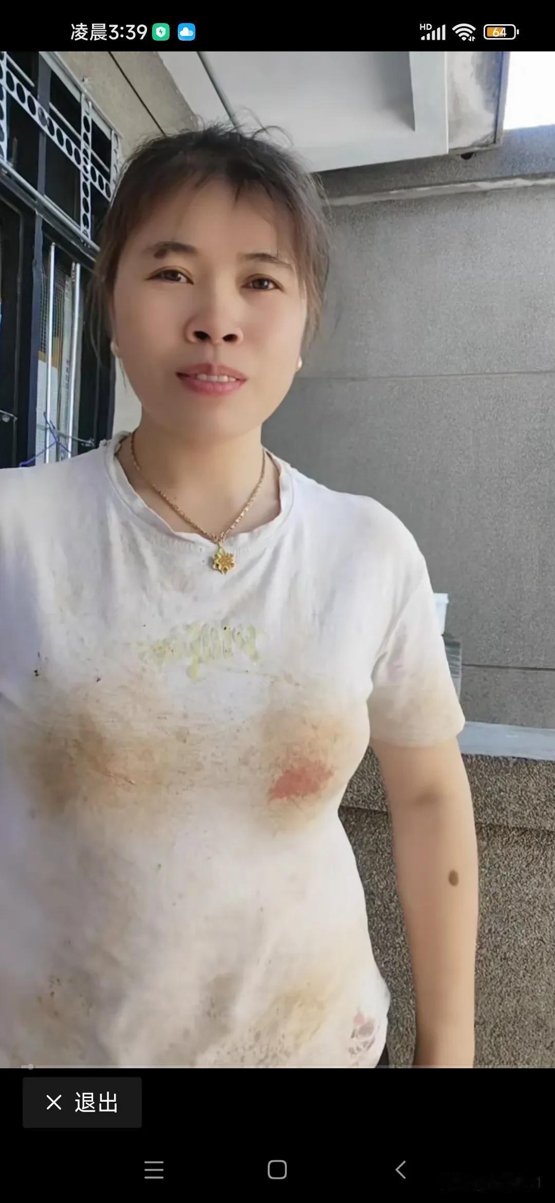 在抖音上热门其实并不难，看看这位女子有绝招，她把胸部涂点黄泥来回走动几圈，不知不