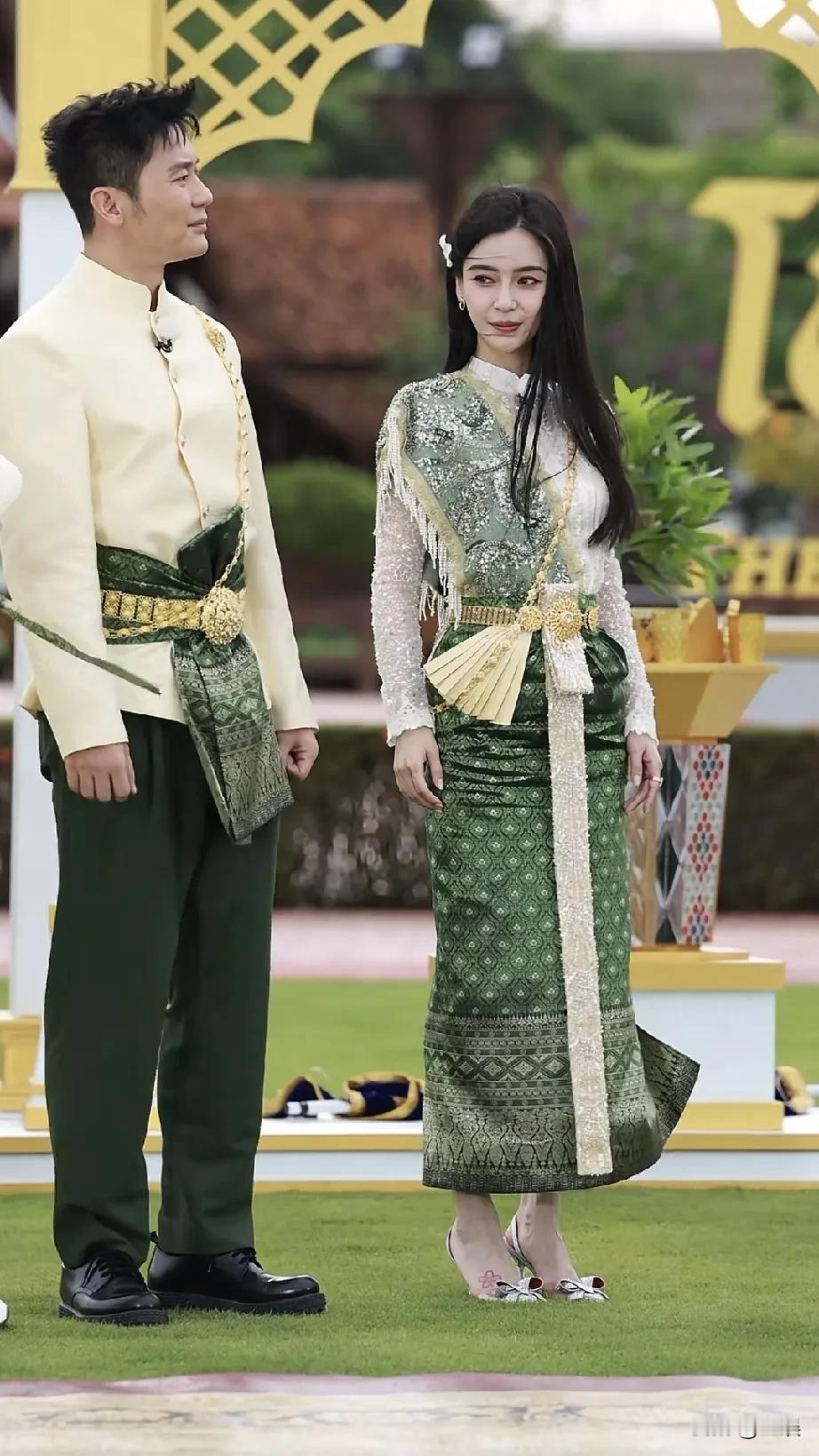 杨颖三个人穿着传统服装，站在户外。