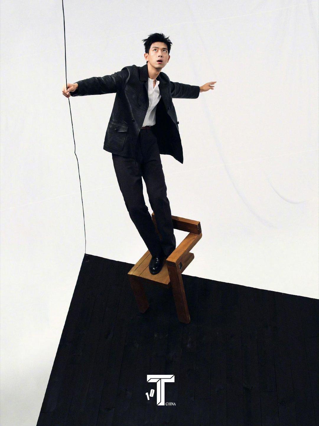 在这个冬日，被李现演绎的这首“视觉乐章”狠狠治愈。 封面那张他和深色大提琴的同框