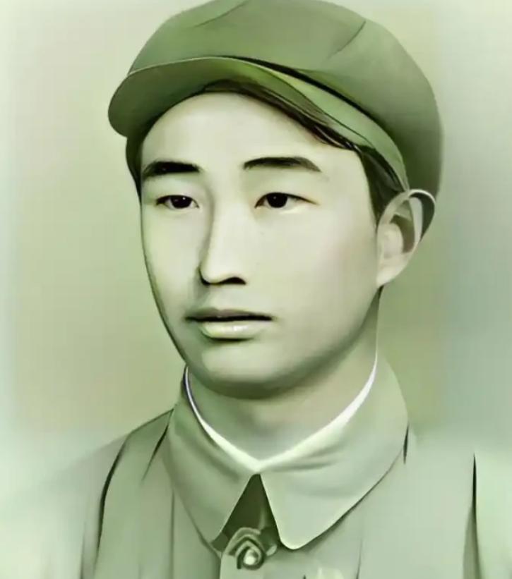 1943年，日军空袭时，18岁战士宋岭春仰面躲在草丛里，看飞行员探头出来，当敌机