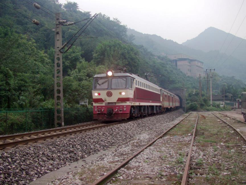2010年，北京西开往重庆的K589次列车驶出襄渝铁路中梁山隧道，这趟列车是上世