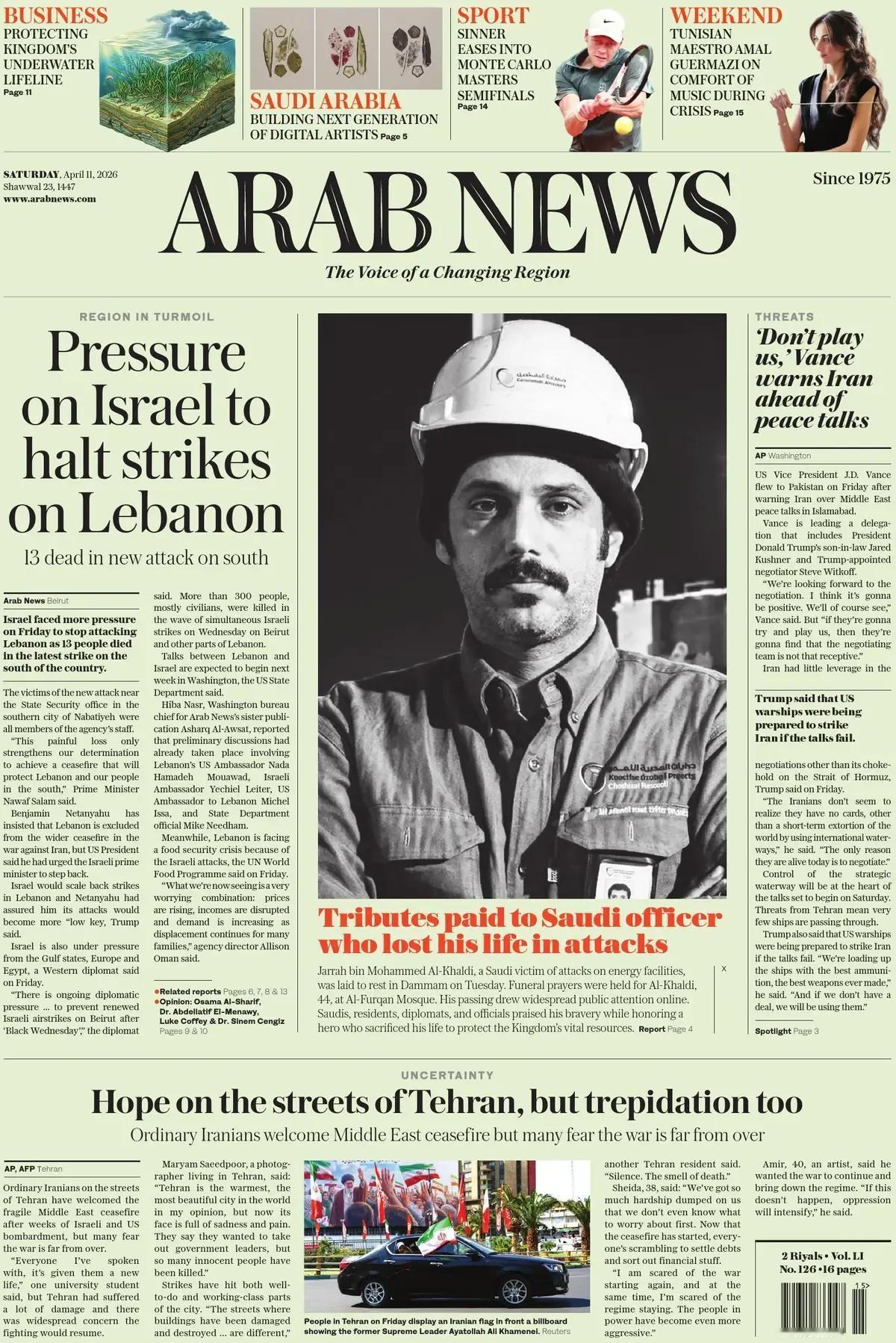 《阿拉伯新闻》头版报道，照片显示，该报向在袭击中丧生的沙特官员致敬  ，贾拉·本