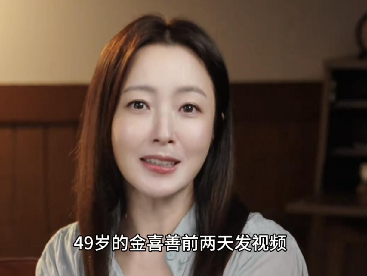 49岁的金喜善前两天发视频回忆了他跟成龙在21年前拍摄电影《神话》时，成龙救她的