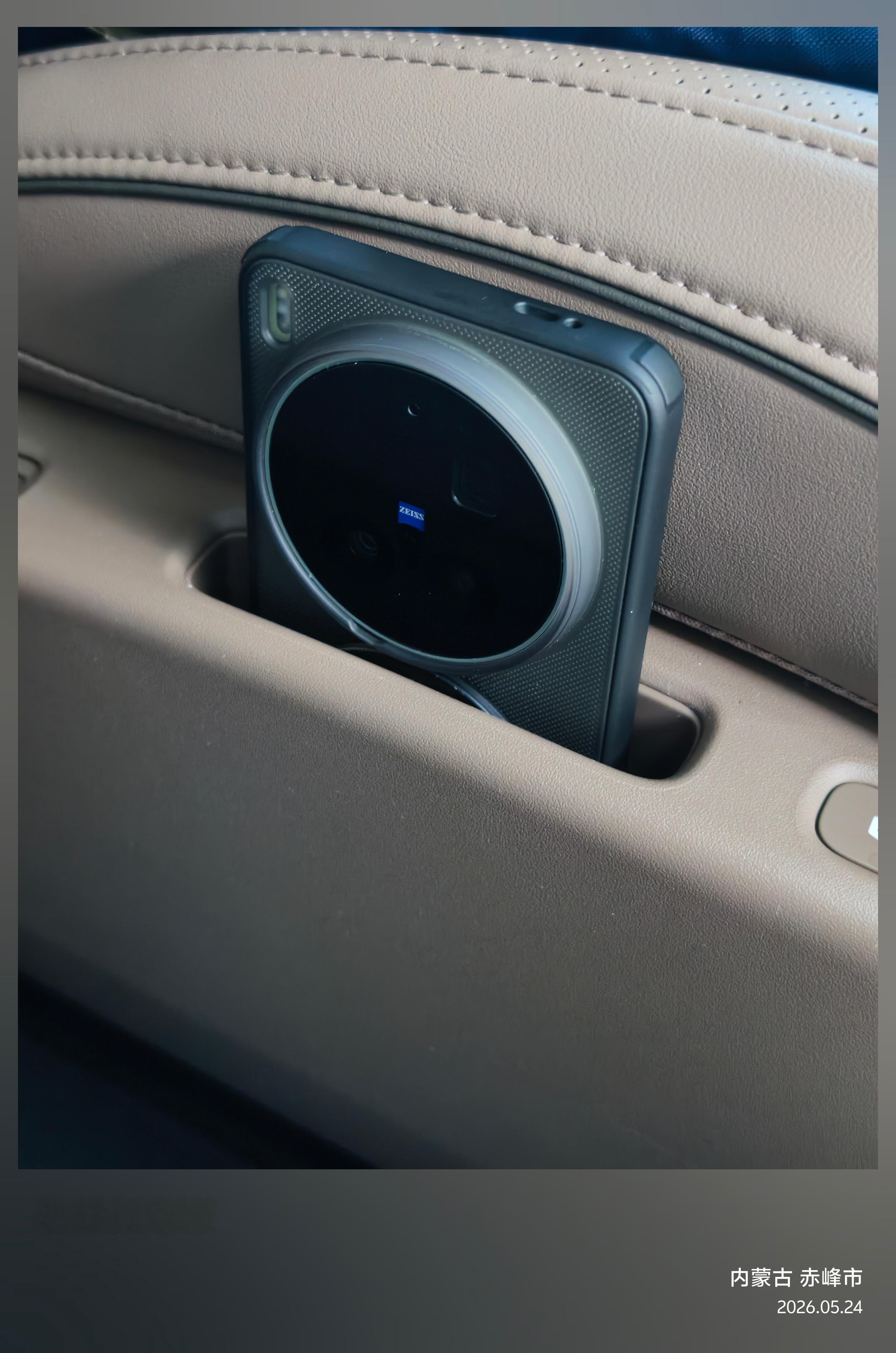 L9 livis二排的手机位，vivo X300 Ultra头朝下勉强能塞进去（