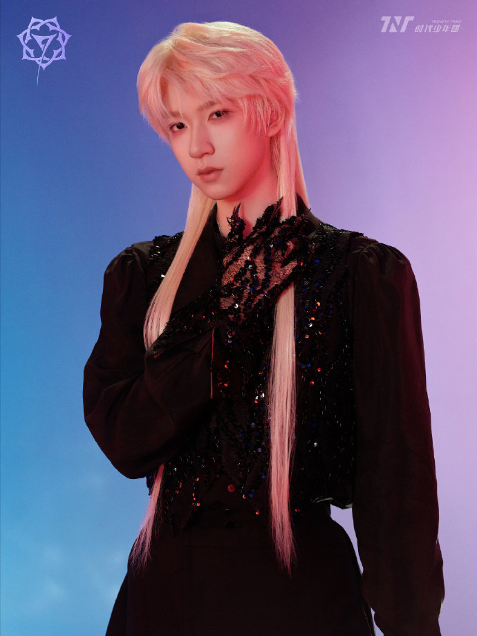 贺峻霖长发贺峻霖及腰长发 贺峻霖及腰长发，美男子啊!! 