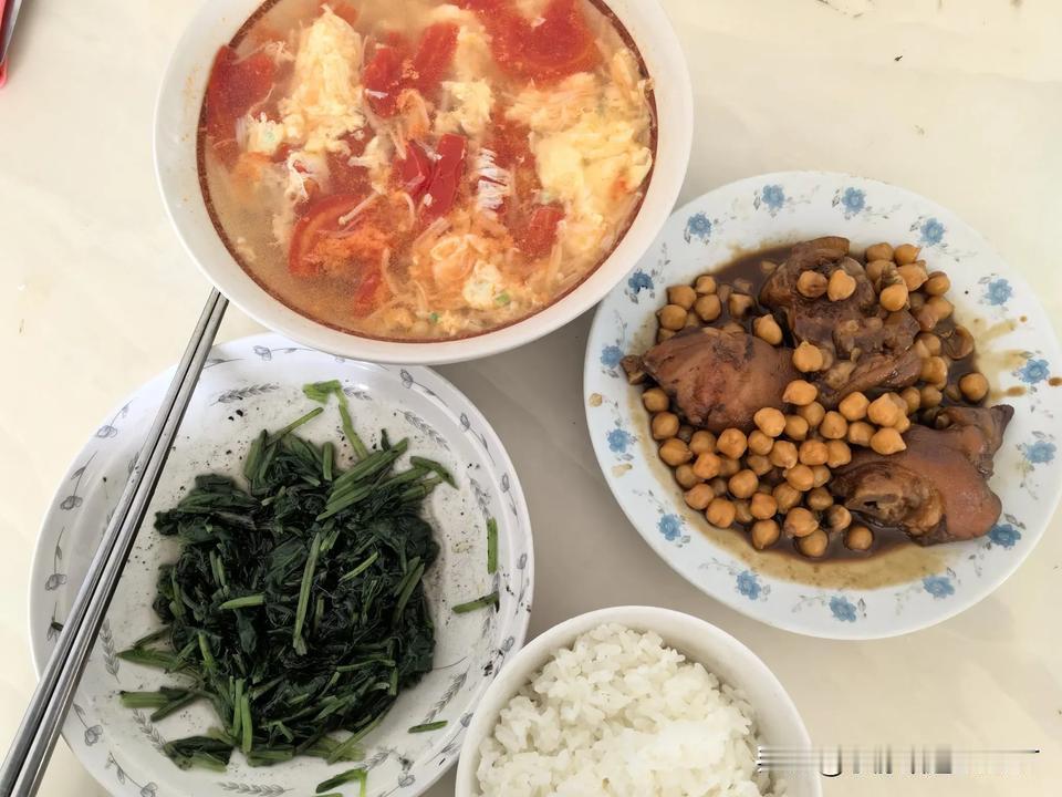 芝麻凉拌菠菜，猪脚红烧鹰嘴豆，西红柿金针菇鸡蛋汤。一人食有点多，晚上继续干饭。