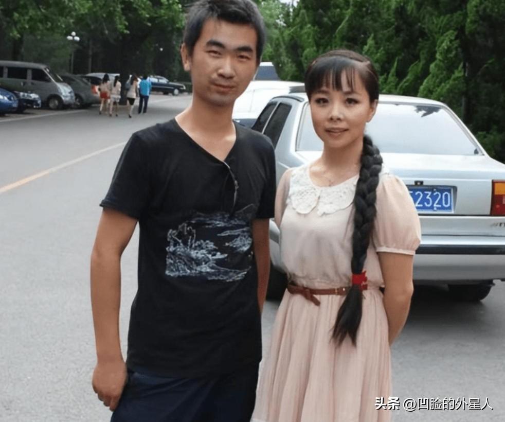 当年，王二妮出名后，男友李飞对她说“二妮，分手吧，咱俩不是同一世界的人了”，可王