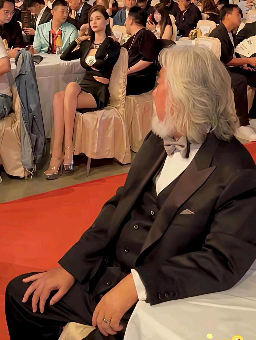 嘿，张导看美女眼睛挪不开了，这艺术眼光真厉害！

张纪中导演，在出席亚州国际青年