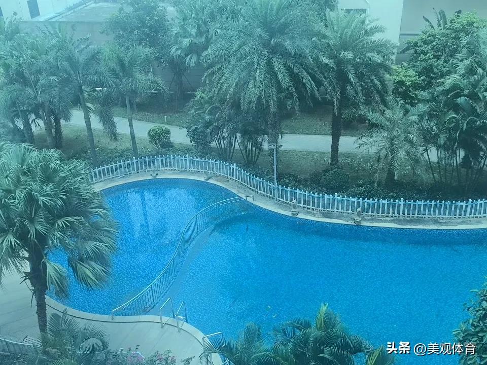 楼下的游泳池，水天一色。