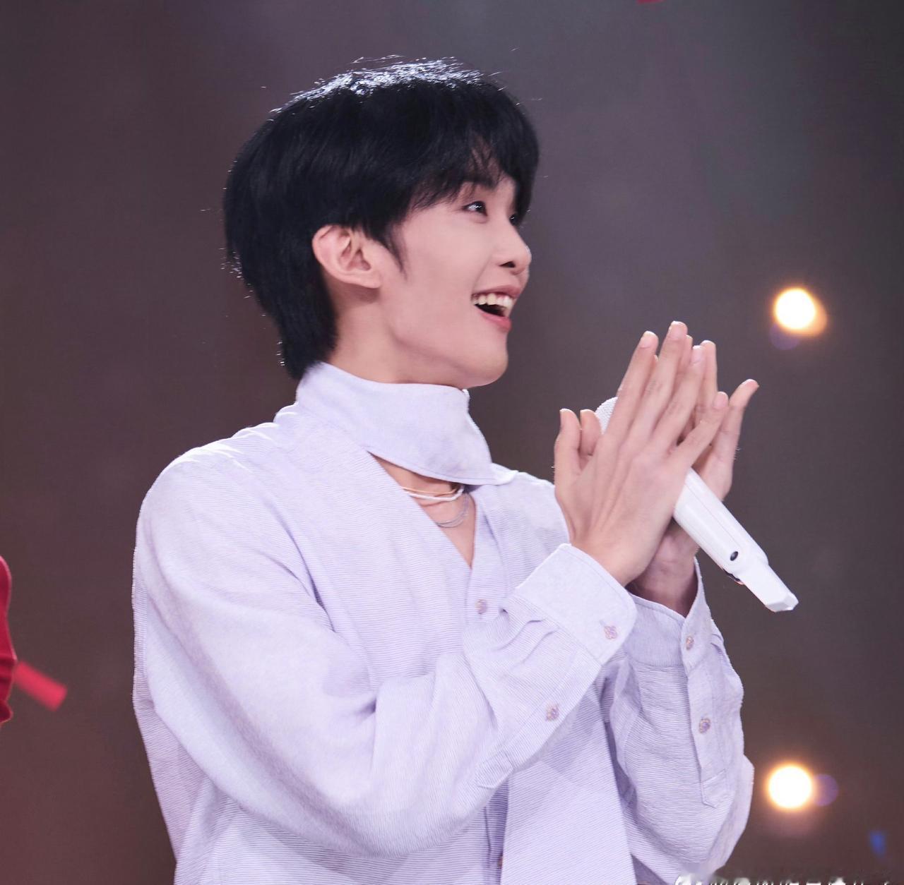 说自己不喜欢吃香菜，结果在火锅店的偷拍照里，他碗里的香菜堆得像小山 ​​​