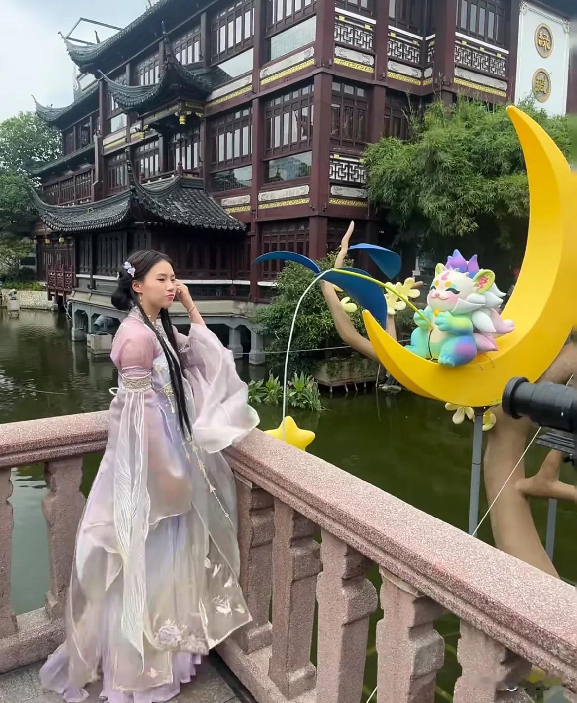 陈芋汐，也穿汉服

1、看粉丝说的是在上海豫园有拍摄活动。

2、而且今天还是她