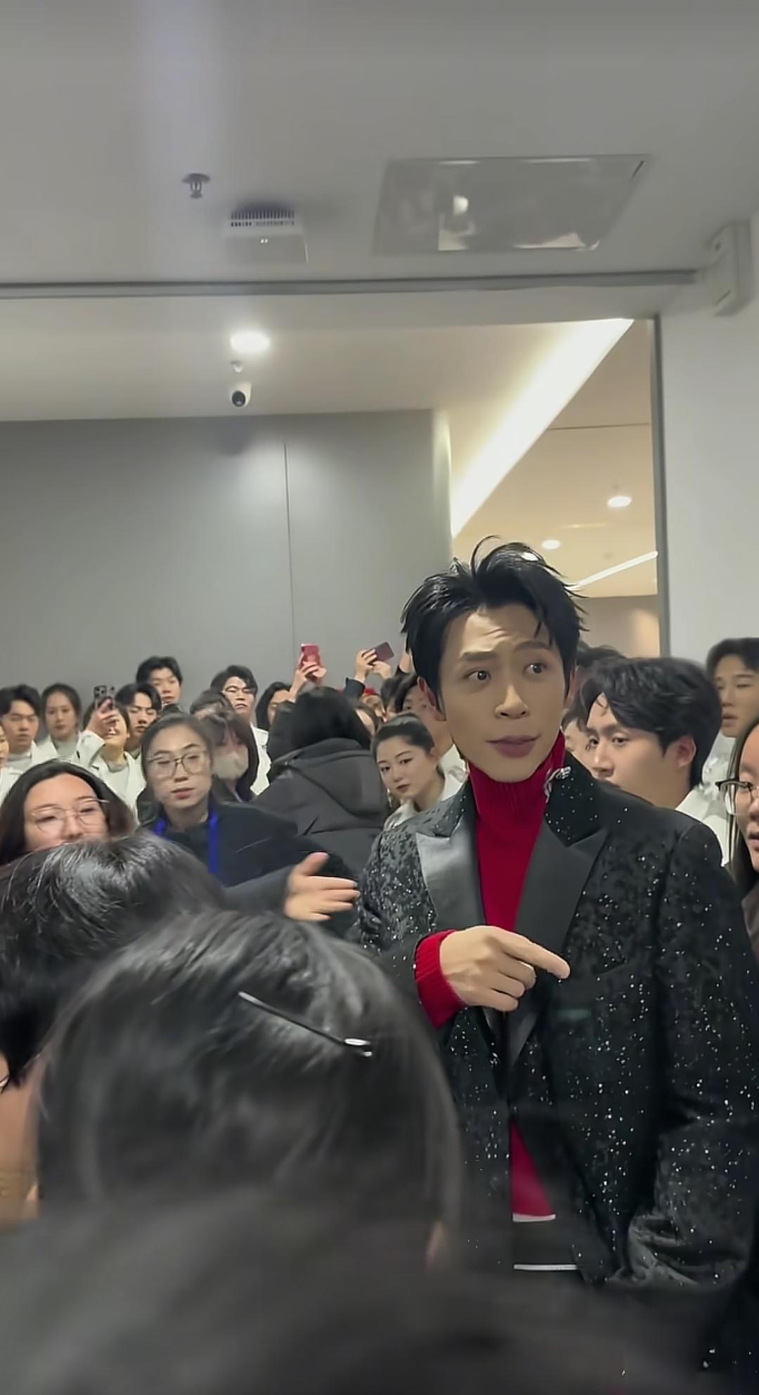 12月16日，魏晨到到吕梁参加彩排活动了，魏晨的造型看起来很帅气，一群人围着他。