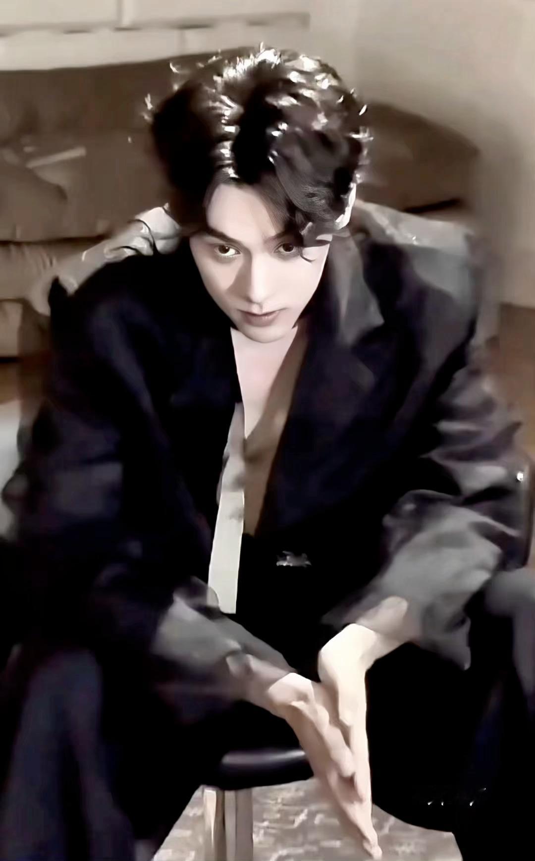 田栩宁转身抬眸好蛊田栩宁的眼神戏太绝，仿佛能直接穿透屏幕，让人又爱又恨。 ​​​