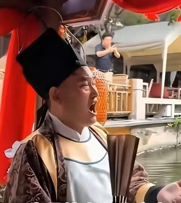 大衣哥受邀前往枣庄市台儿庄，身着圆领外袍，头戴文士帽，当了一回“一日庄主”，不仅