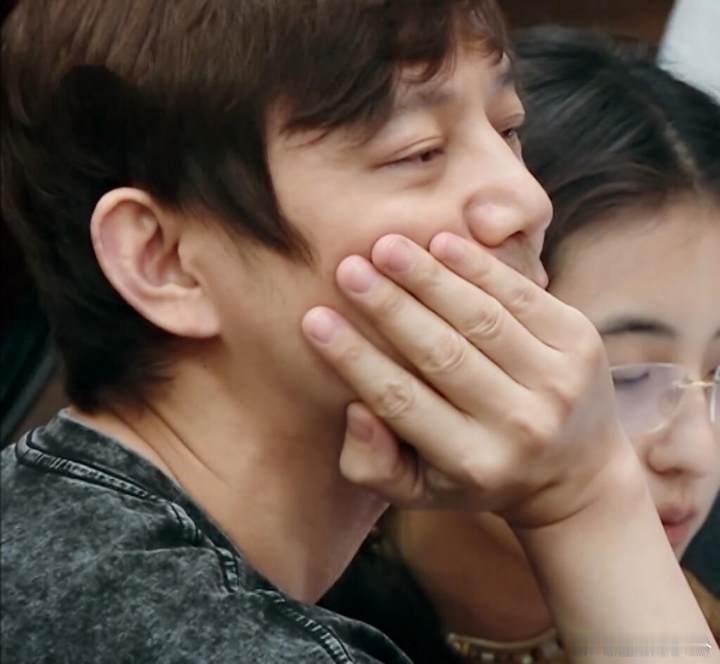 何老师玩电脑像我奶打麻将何老师玩电脑的样子也太萌了吧！专注又认真，像奶奶认真研究