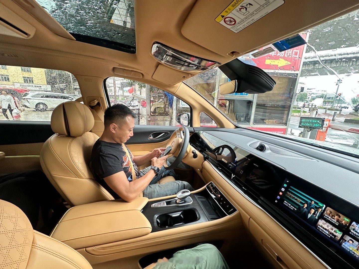 好似一个未成年人在开车，好可爱啊[心][心] ​​​