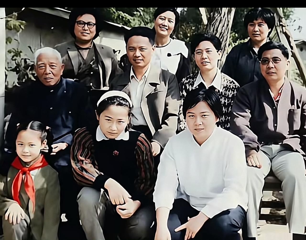 1987年，迎来八十岁生日的宋时轮，没有盛大宴席，只召集全家老小，在自家小院拍下